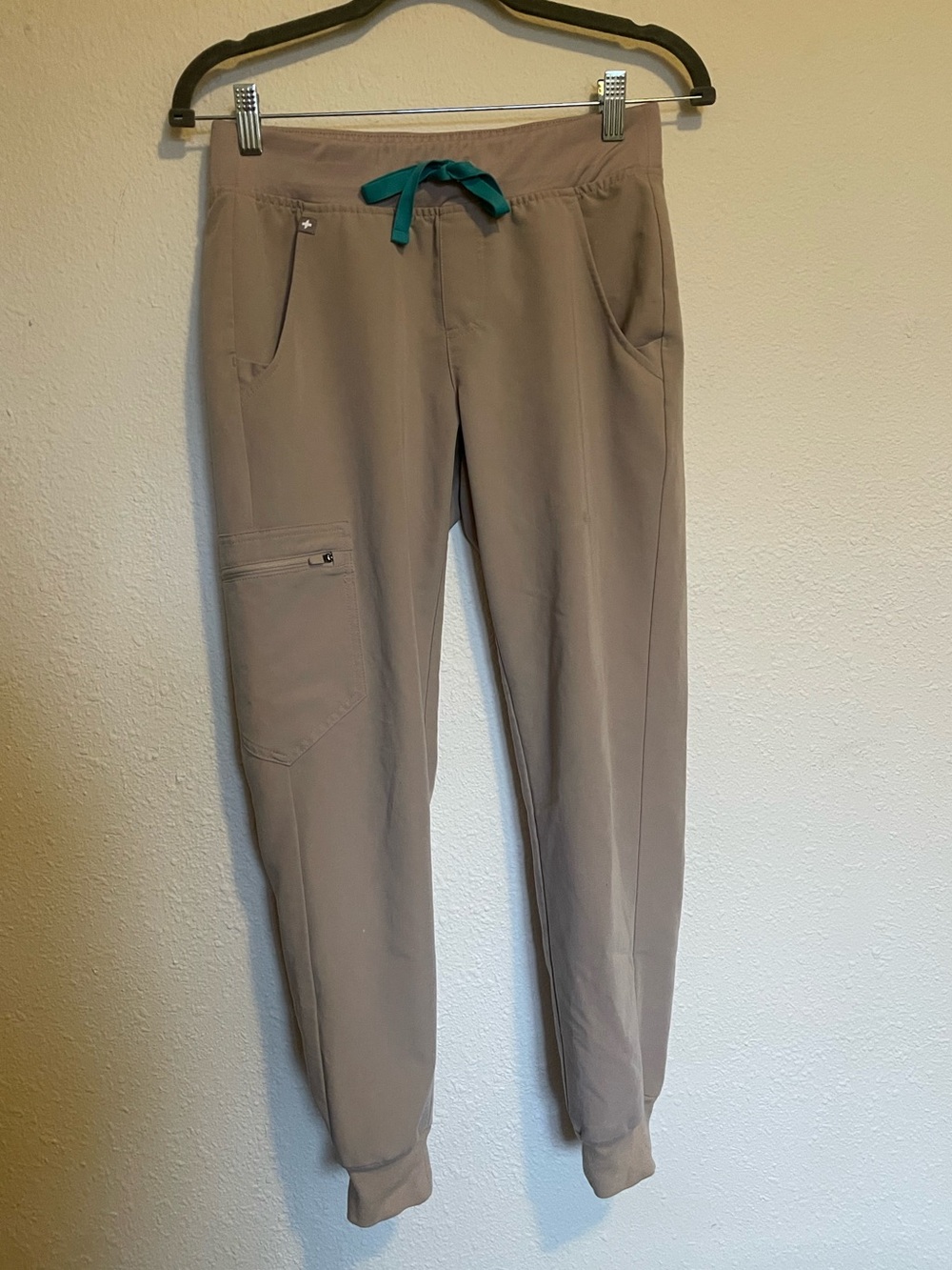 Figs Women’s Zamora Jogger Scrubs Pants Size XS/P Grey Beige Tan